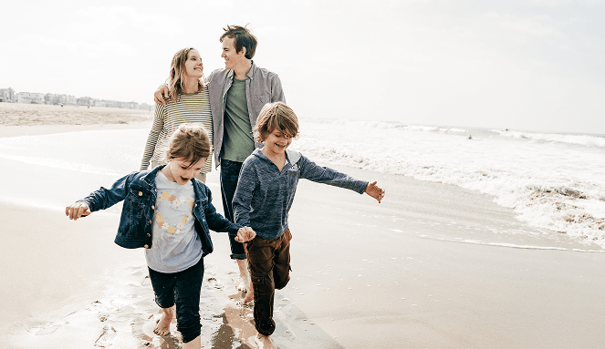 Família em viagem na praia