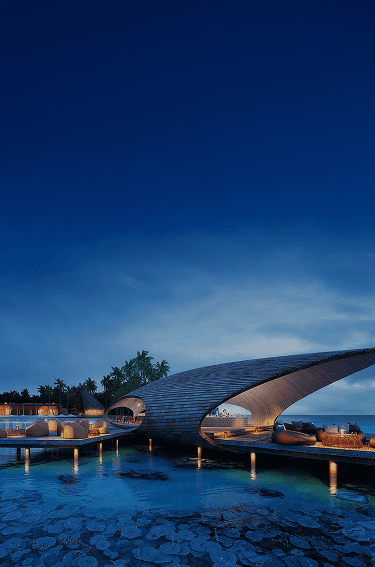 Resort à beira-mar ao entardecer